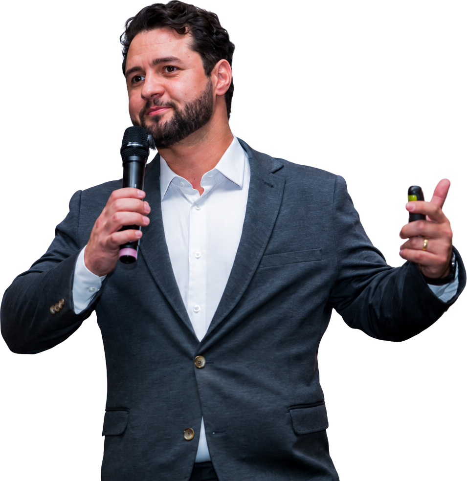 Léo, sócio da Revon, no palco